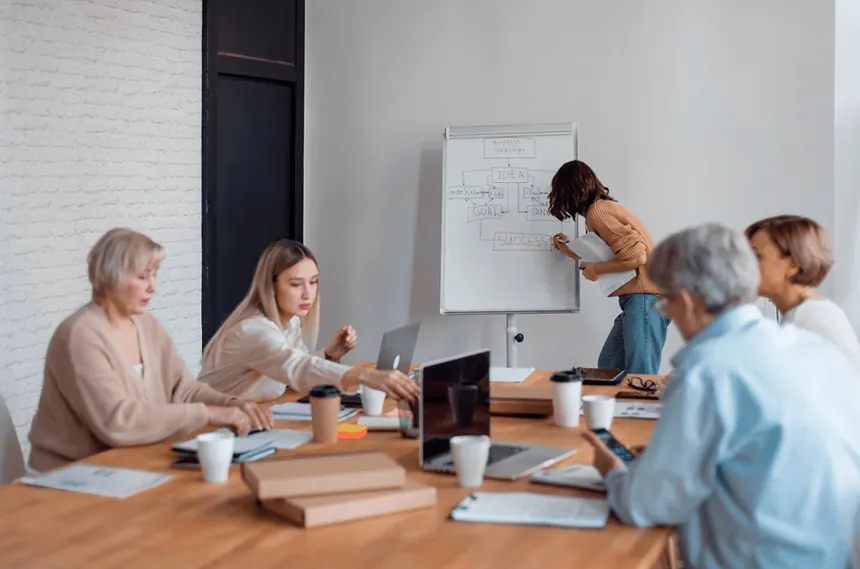 Un atelier d'équipe autour d'une table