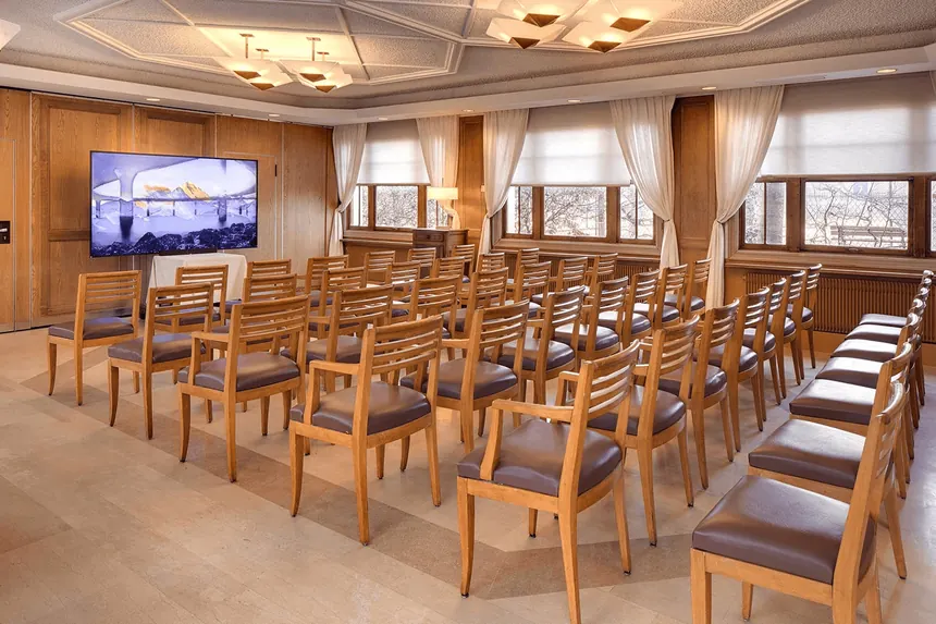 Salle de réunion en lumière naturelle à Maison Cazaudehore