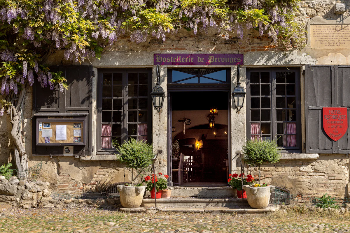 Façade historique de l'Hostellerie du Vieux Pérouges sous la glycine