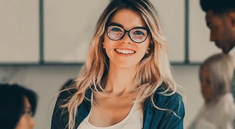 Manageuse souriante animant un temps d'équipe