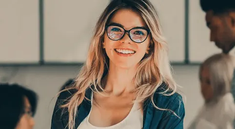 Manageuse souriante animant un temps d'équipe
