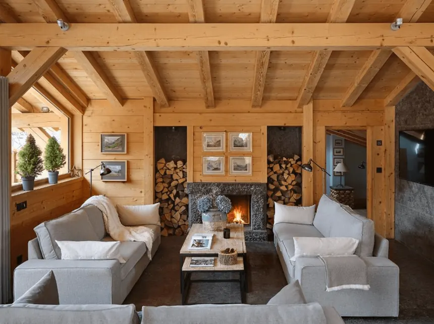 Salon avec cheminée dans le chalet