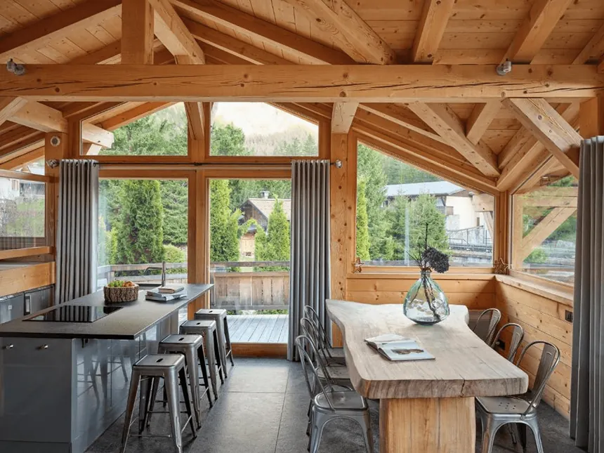 Cuisine ouverte et grande table du chalet
