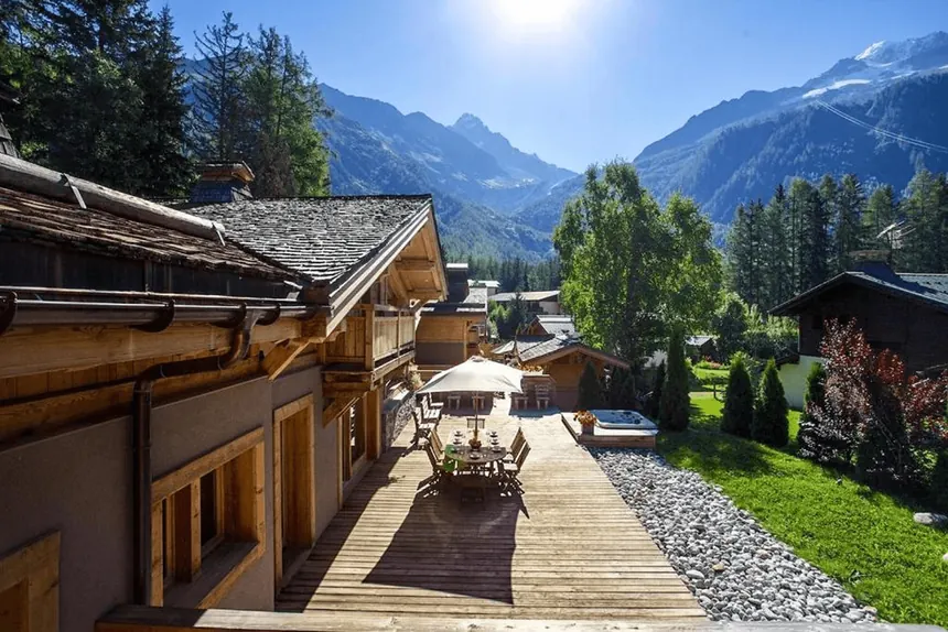 Terrasse du chalet avec vue sur les sommets