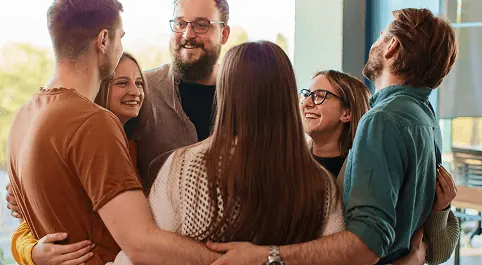 Équipe réunie en cercle lors d'un atelier Team Boost